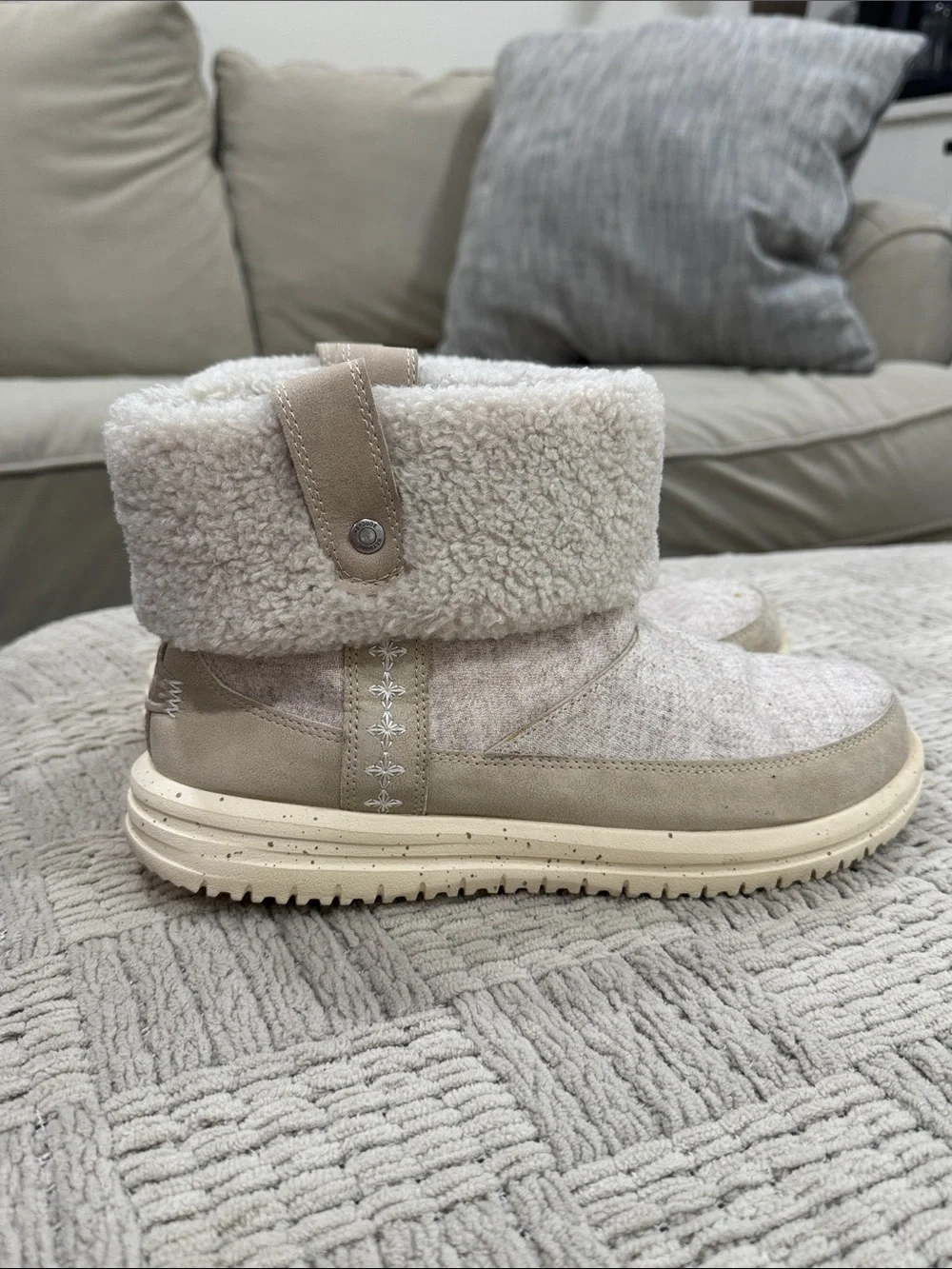 Women’s Hey Dude Wendy Camden Cozy Boots in Light Beige